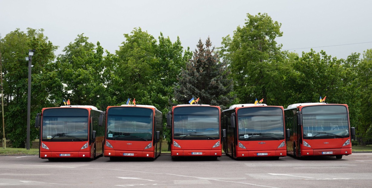 Charkivui perduodama nauja humanitarinė siunta iš Kauno – į Ukrainą iškeliauja 5 autobusai