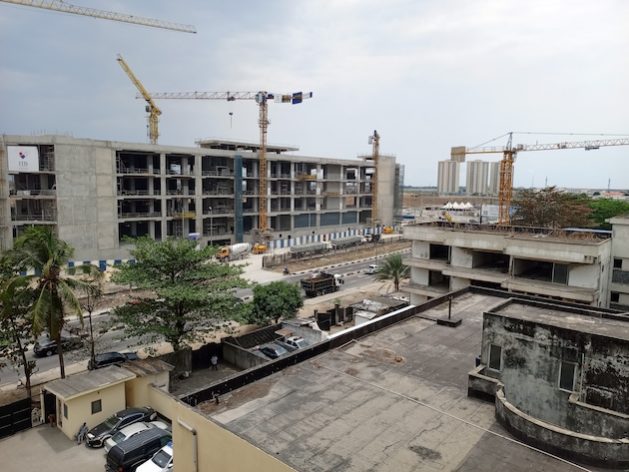 Jauni afrikiečiai išvežė iš miestų, nes gilėja miesto būsto krizė – pasaulinės problemos