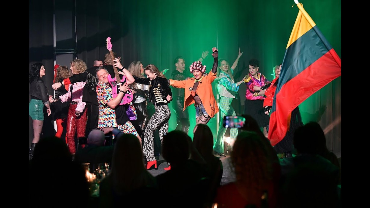 Penkiolikos metų daina: „Fotografijos namai“ dovanoja šventinį muzikinį klipą