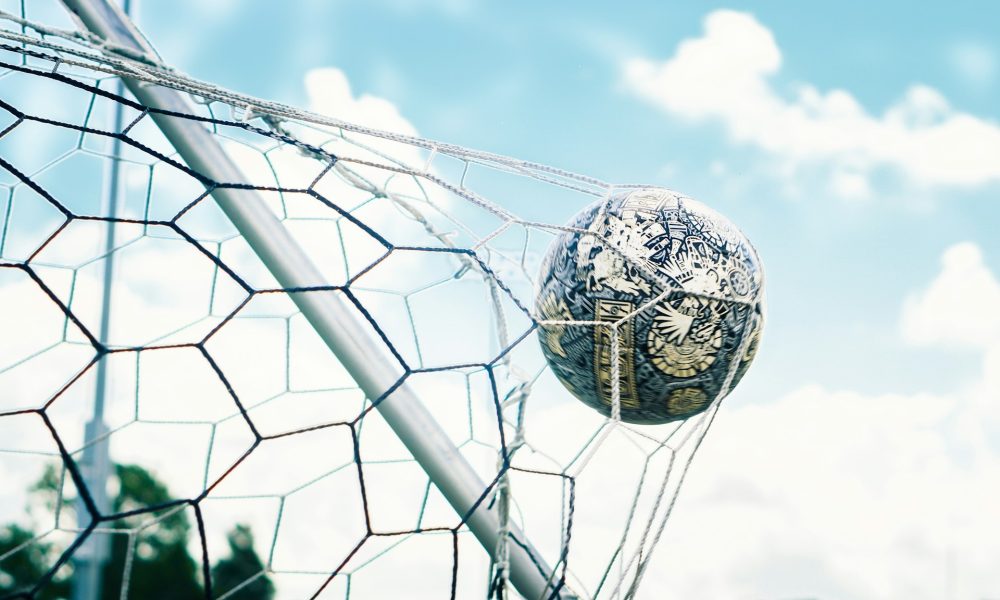 Kodėl UEFA baudžia mažą Airijos klubą, tuo pačiu leisdama futbolo begemotams sulenkti taisykles?