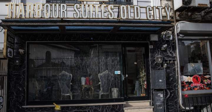 11 suimtų, daugiau turistų paguldyta į ligoninę, gilėjant Stambulo apsinuodijimo paslapčiai – Nacionalinė