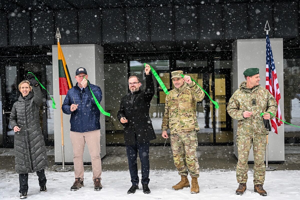 Užtikrinamos geriausios įmanomos sąlygos sąjungininkams Lietuvoje – Pabradėje atidaryta nauja karinė infrastruktūra JAV kariams  | BNS Spaudos centras