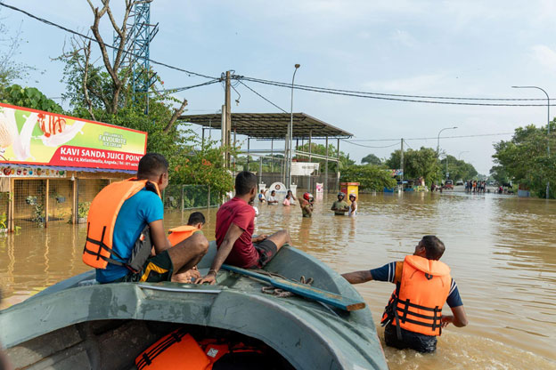Ciklonas Ditwah paveikė milijonus žmonių, nes Šri Lanka susiduria su plačiai paplitusiais potvyniais, perkėlimu ir didėjančiu pavojumi sveikatai – pasaulinės problemos