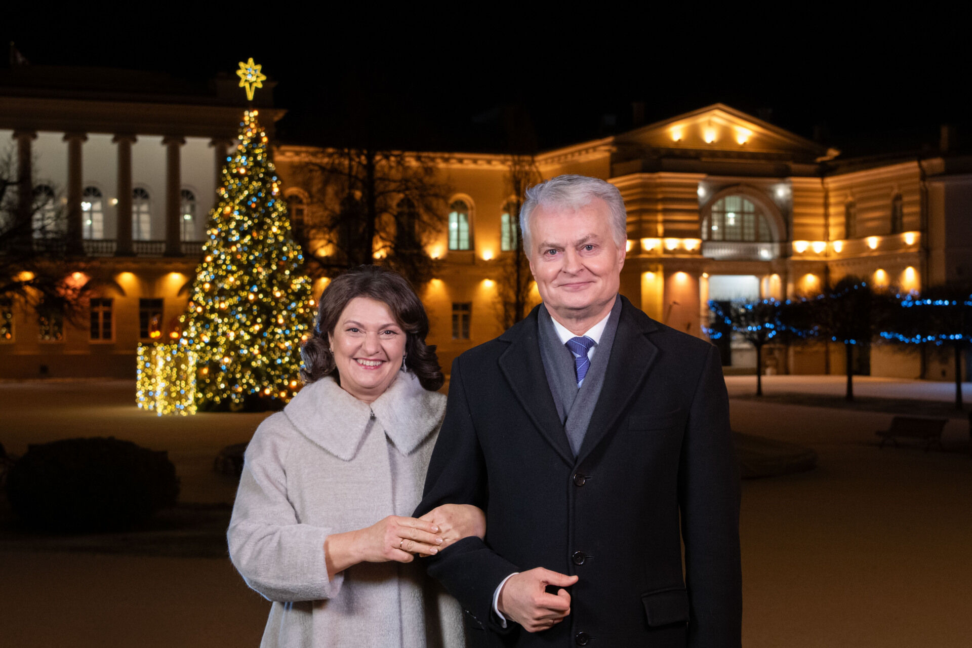 Lietuvos Respublikos Prezidento Gitano Nausėdos ir ponios Dianos Nausėdienės sveikinimas Lietuvos žmonėms Naujųjų Metų proga | BNS Spaudos centras