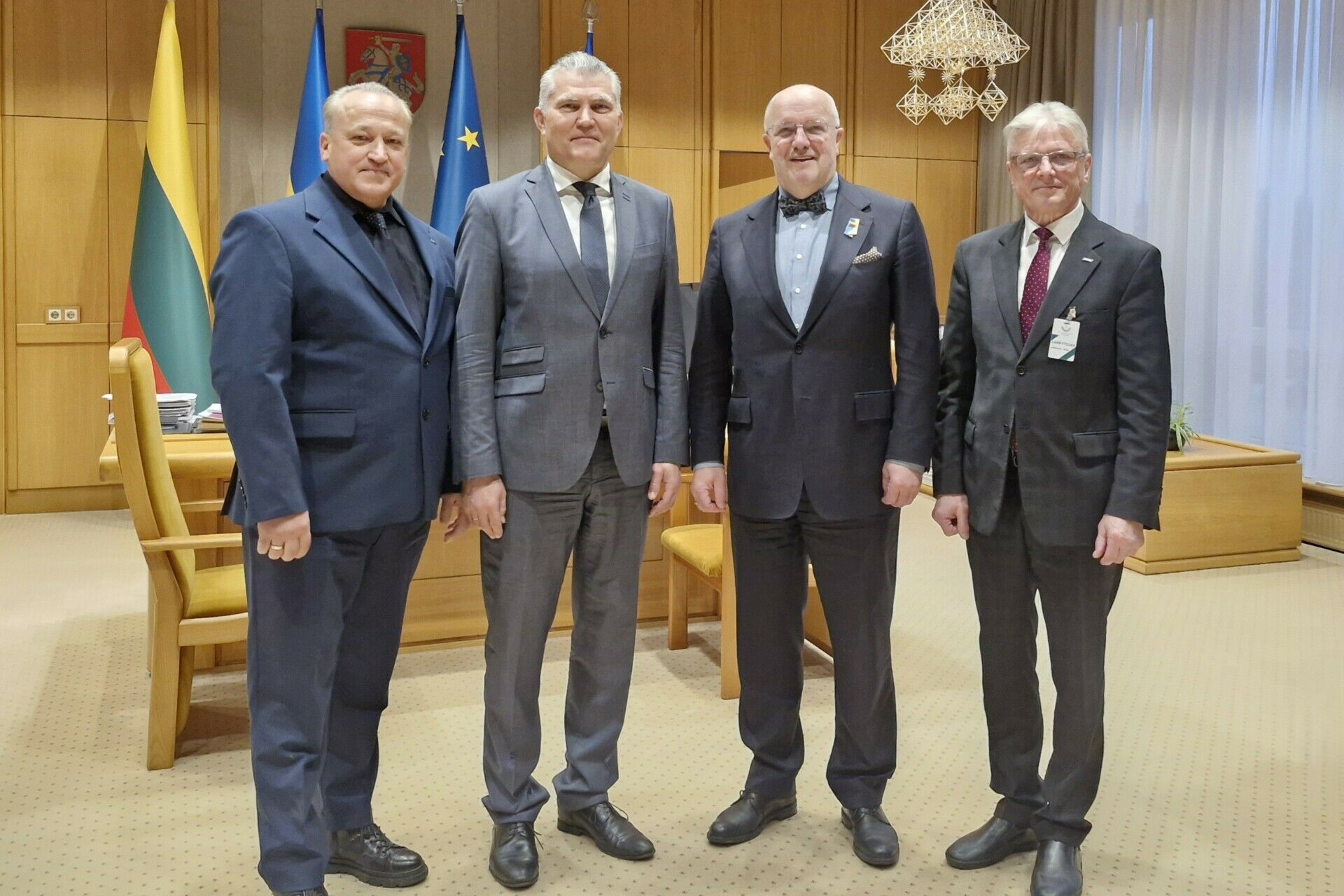 Seimo Pirmininkas Juozas Olekas su „Linavos“ atstovais aptarė vežėjų patiriamus nuostolius ir galimas tarptautines priemones   | BNS Spaudos centras