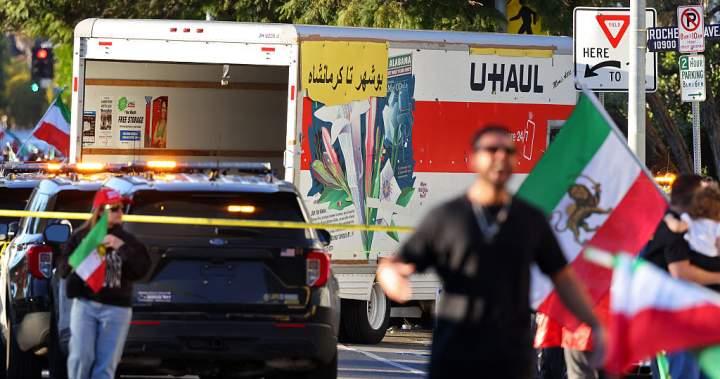 Protestuotojai bando užpulti vairuotoją po sunkvežimio greičio per LA protestą prieš Iraną