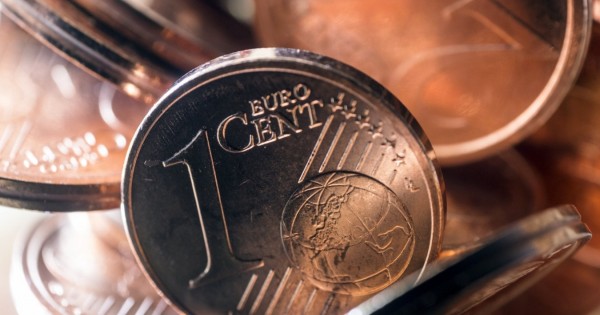 „Eurobarometras“: daugiau kaip trys ketvirtadaliai lietuvių pritaria apvalinimui atsiskaitant grynaisiais pinigais