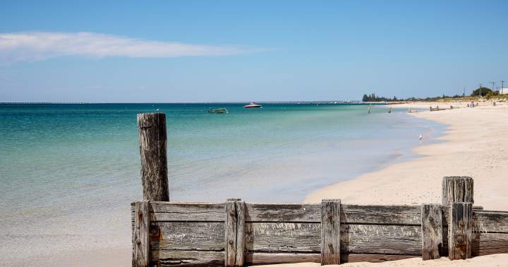 13-metis Australijos berniukas „antžmogiškai“ plaukė, kad išgelbėtų įstrigusią šeimą