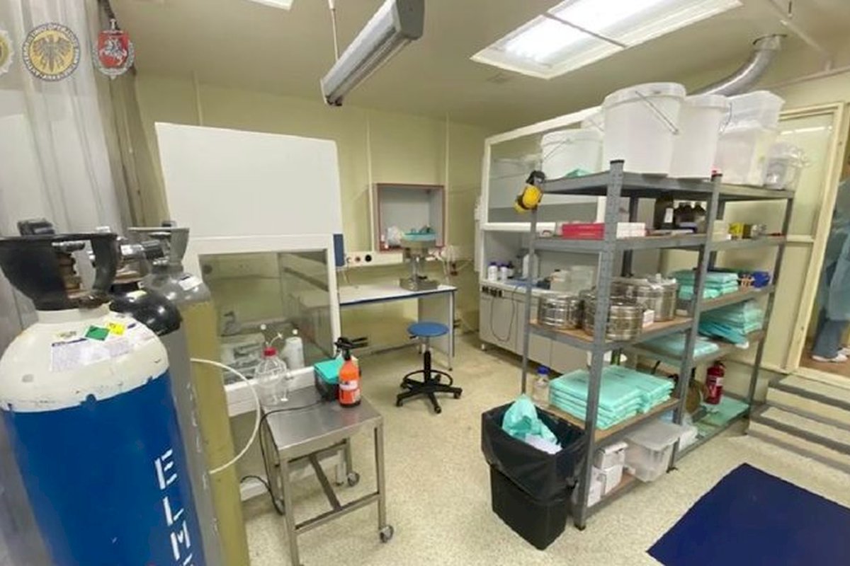 Byla, demaskavusi asmenis, organizavusius ir vykdžiusius psichotropinių medžiagų neteisėtą gamybą, perduota teismui [+video]