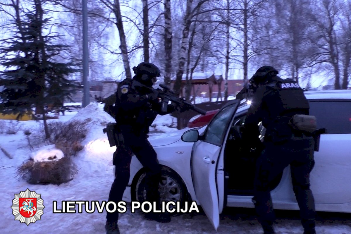 Sulaikyti du vyrai įtariami disponavę labai dideliu psichotropinės medžiagos kiekiu