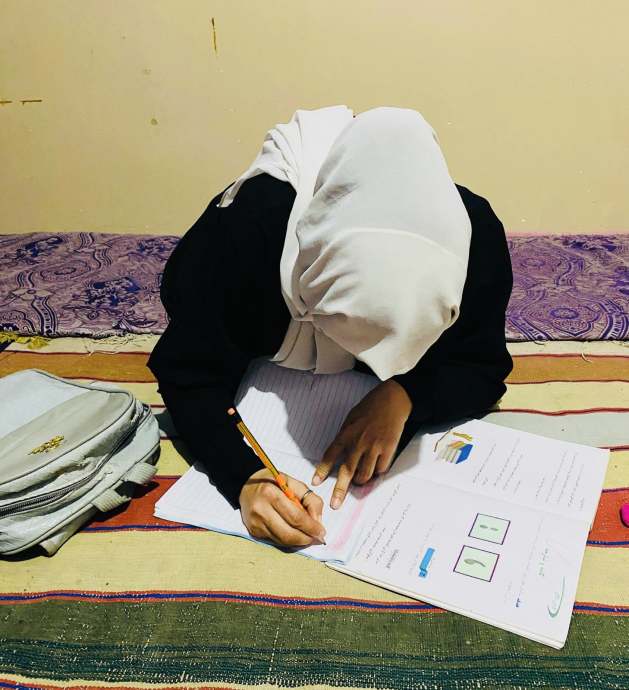 Afganistano merginos kartoja pažymius, kad išvengtų atskirties – pasaulinės problemos