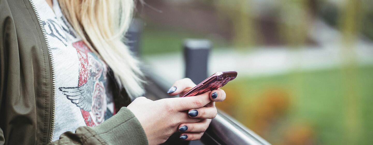 Kodėl moterys negali apsisaugoti nuo piktnaudžiavimo dirbtiniu intelektu – pasaulinės problemos