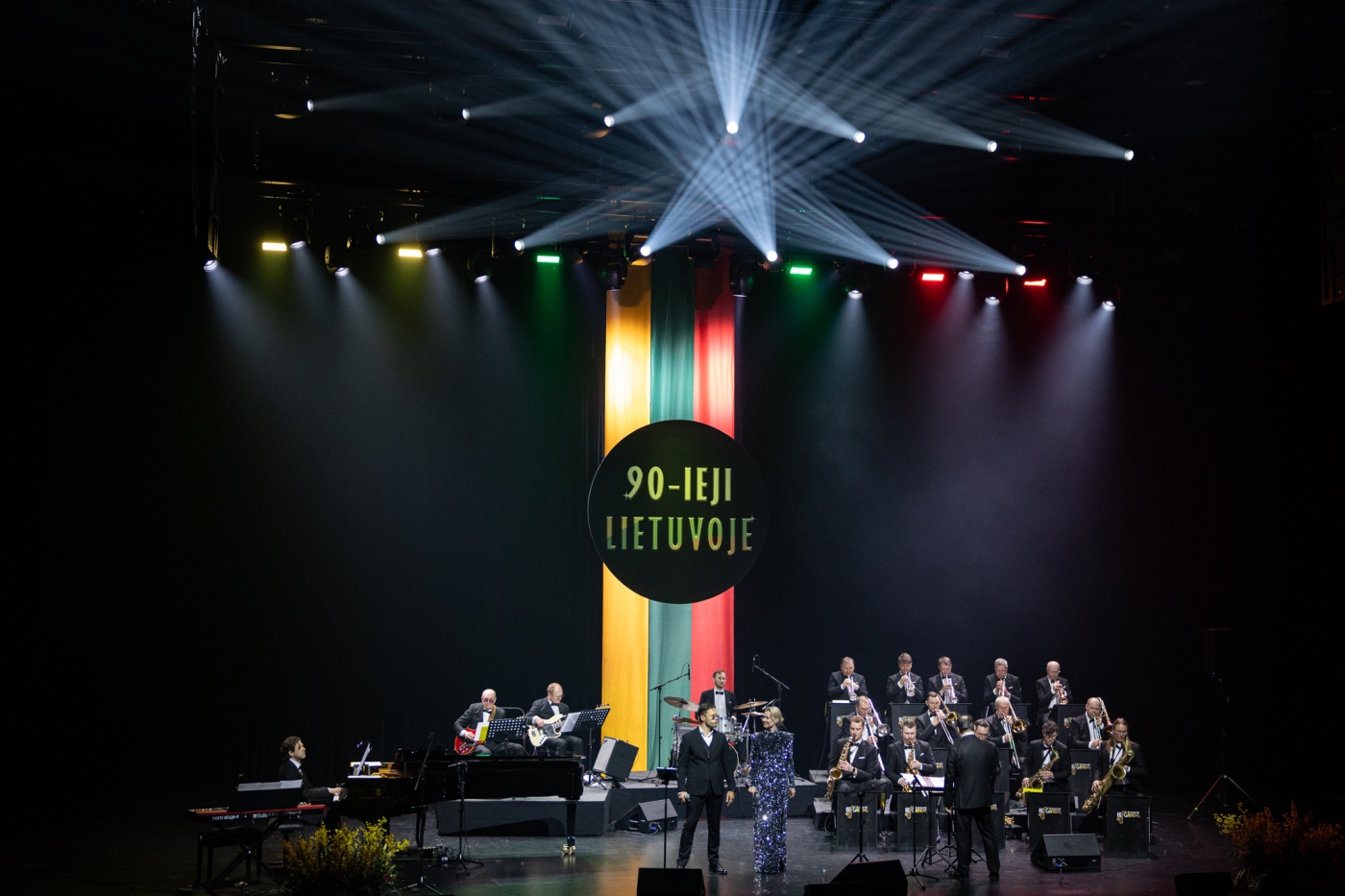 „Saulės“ dovana miestui: sausakimšoje salėje Kovo 11-oji paminėta su programa „90-ieji Lietuvoje“