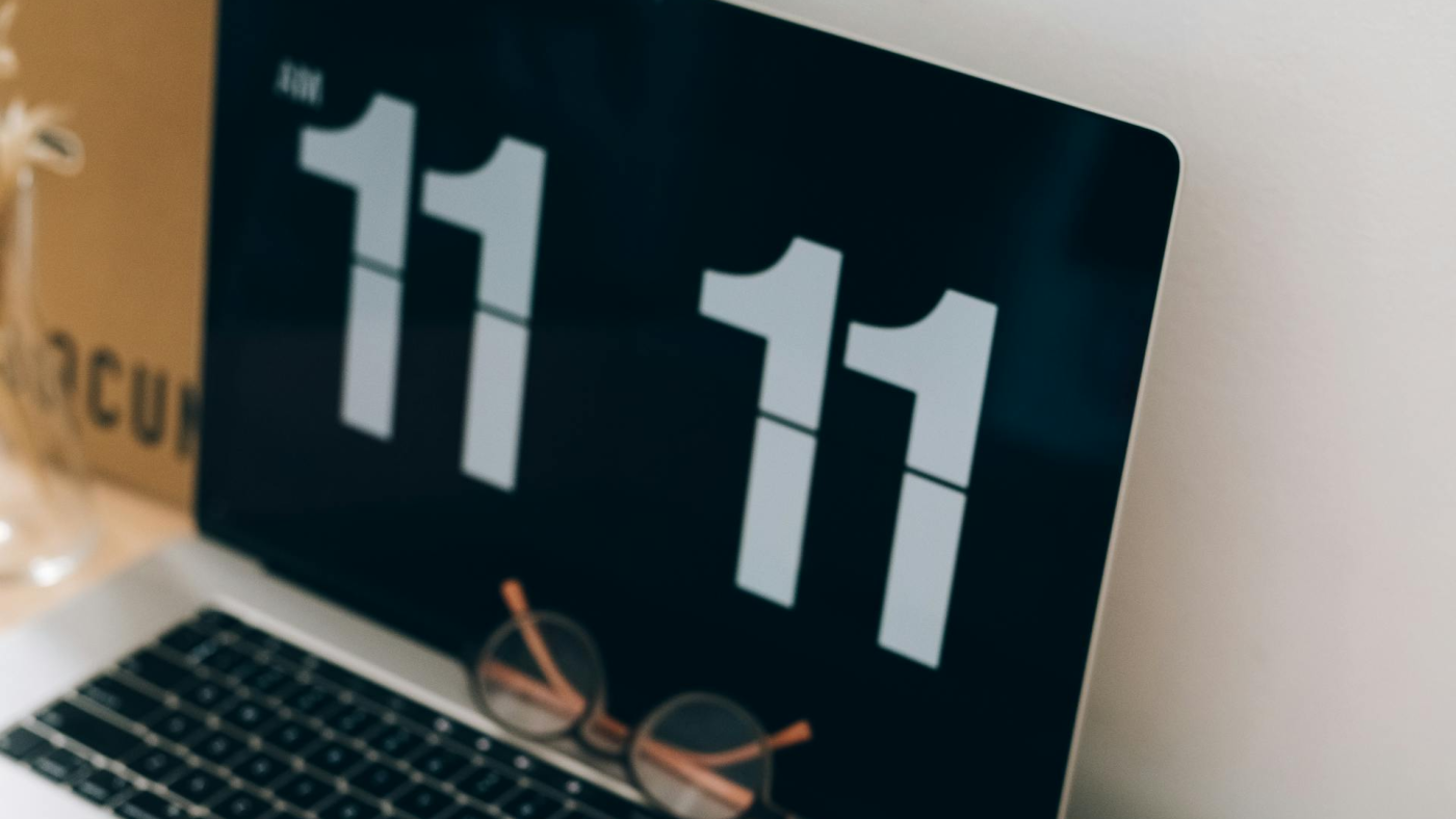 Ką reiškia vienodi skaičiai laikrodyje?