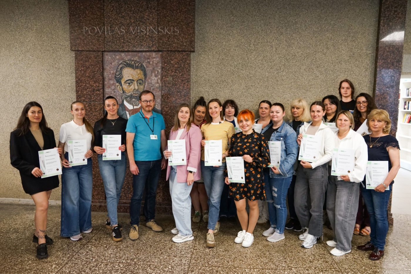 Bibliotekoje baigėsi lietuvių kalbos mokymai trečiųjų šalių piliečiams – įteikti pažymėjimai 19-ai dalyvių